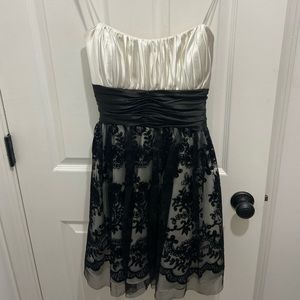 Black and white dress, fits a small/medium. Perfect for a cocktail/holiday party